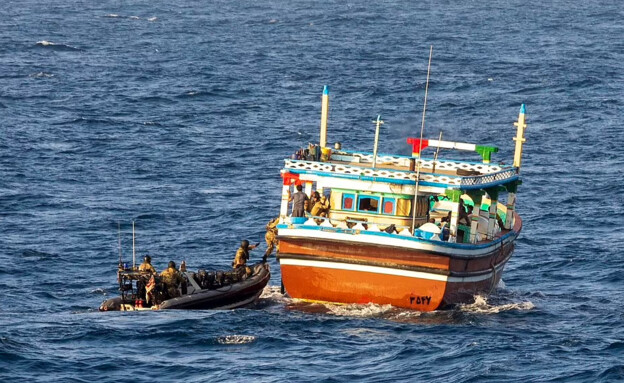 הצי הבריטי הטביע סירת מבריחי סמים ליד הקריביים (צילום: UK MOD)