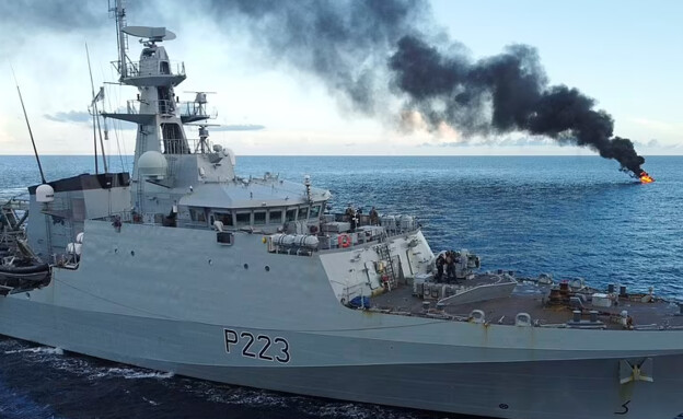 הצי הבריטי הטביע סירת מבריחי סמים ליד הקריביים (צילום: UK MOD)