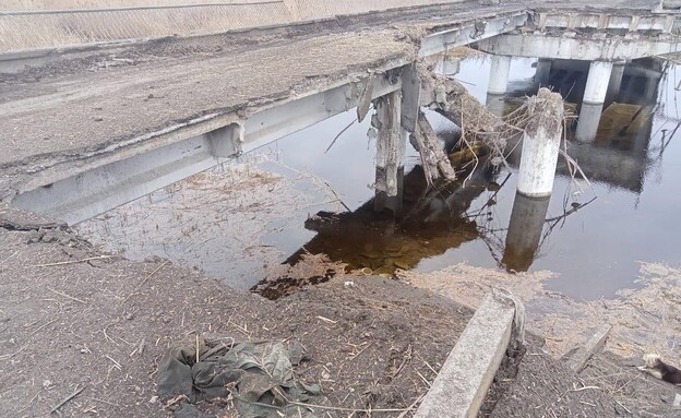 הרוסים מפוצצים גשרים בלוגנסק, אוקראינה