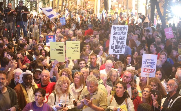 מפגינים בעצרת רבין השנתית (צילום: רענן כהן, ללא)
