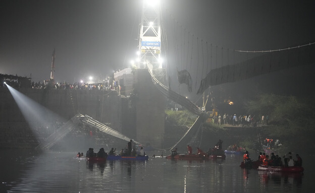 חיפוש ניצולים בנהר לאחר קריסת הגשר בהודו (צילום: ap)