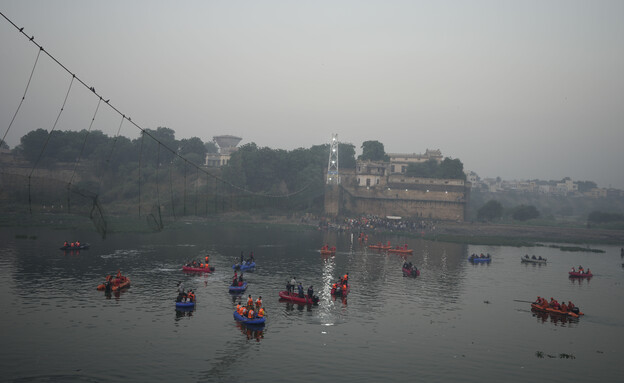 חיפוש ניצולים בנהר לאחר קריסת הגשר בהודו (צילום: ap)