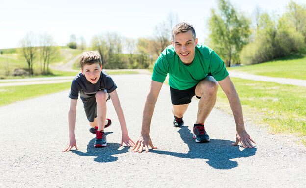 אבא וילד רצים יחד אבא וילד רצים יחד