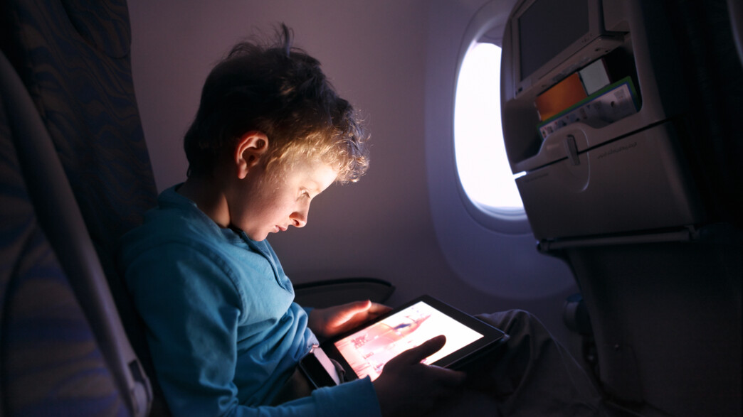 ילד עם מסך במטוס