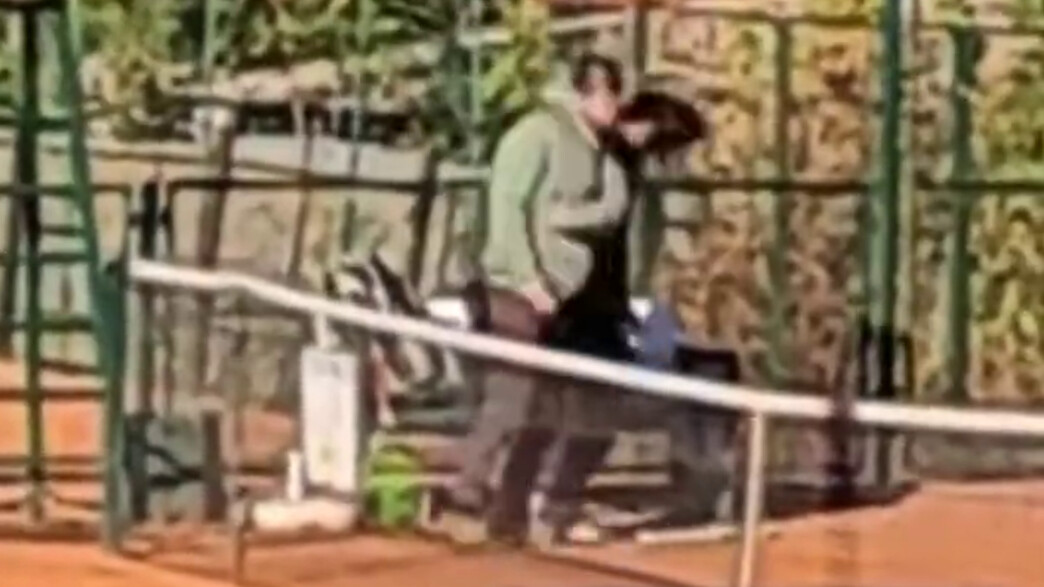 אב מכה את בתו