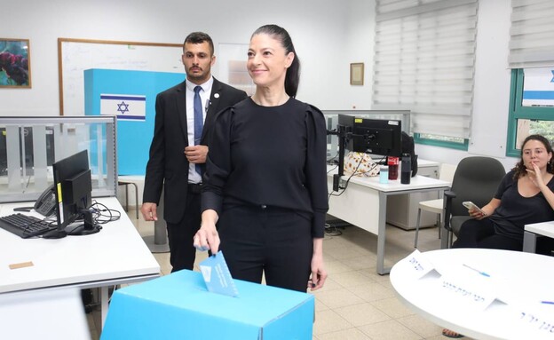 בחירות 2022: מרב מיכאלי מצביעה בקלפי (צילום: רענן כהן)