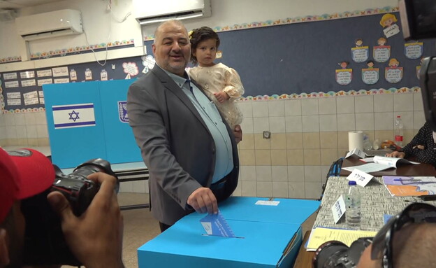 בחירות 2022: מנסור עבאס מצביע בקלפי (צילום: N12)
