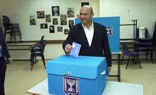 בחירות 2022: נפתלי בנט מצביע בקלפי (צילום: n12)