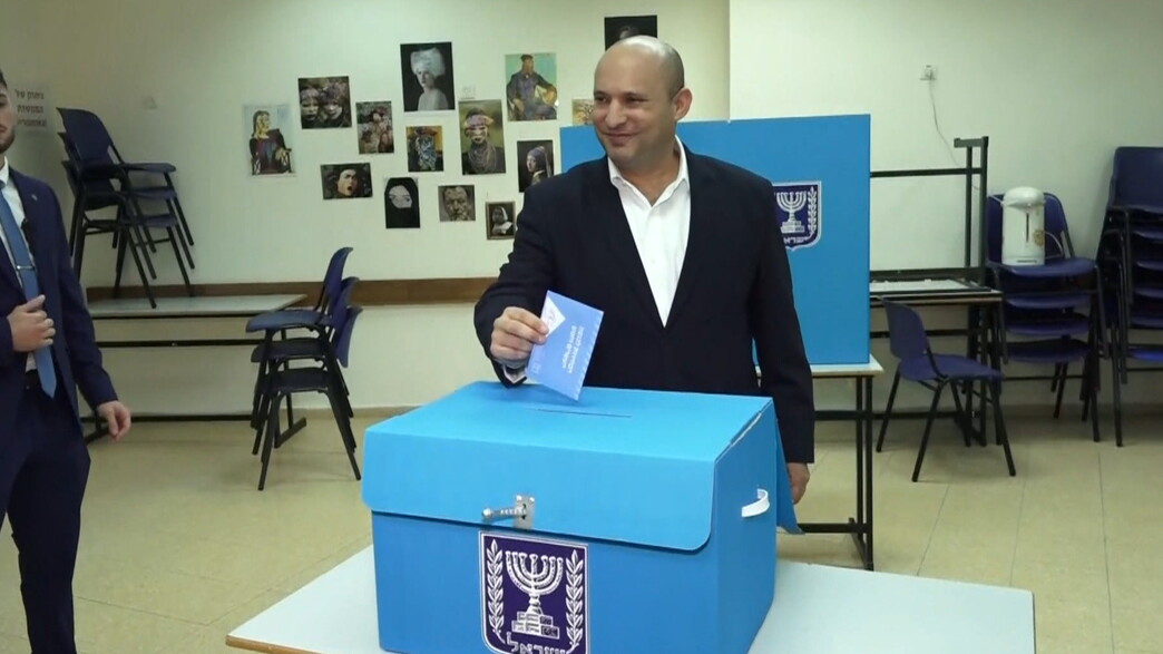 בחירות 2022: נפתלי בנט מצביע בקלפי