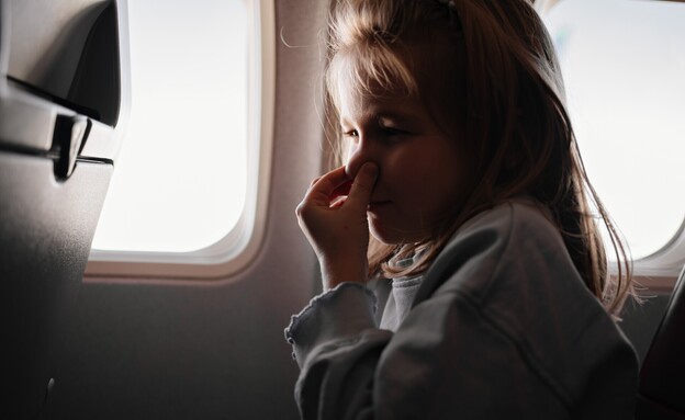 ילדה במטוס (צילום: Andrey Sayfutdinov, shutterstock)