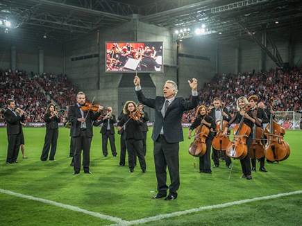 על הדשא תזמורת ניגנה קונצרט (דוברות הפועל ב"ש)