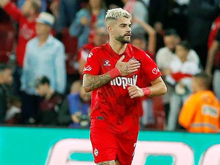 וספג את השני מחטואל (צילום: אלן שיבר)