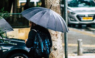 אדם עם מטרייה בגשם (צילום: 123RF‏)