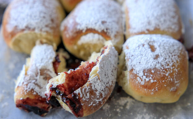 לחמניות ריבה. ריבת השזיפים הייתה בחירה מוצלחת