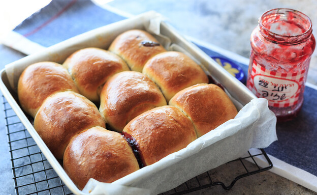 לחמניות ריבה. לפני אבקת הסוכר