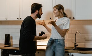 גבר ואישה מתווכחים במטבח (אילוסטרציה: MART PRODUCTION, pexels)