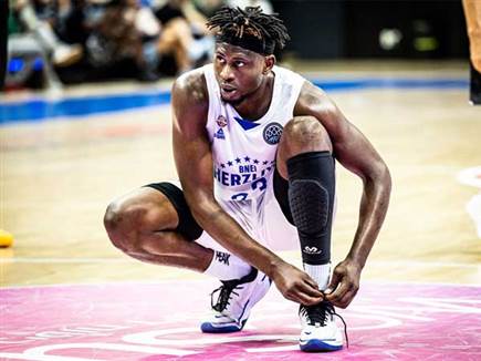 לא נעים (FIBA) (צילום: ספורט 5)