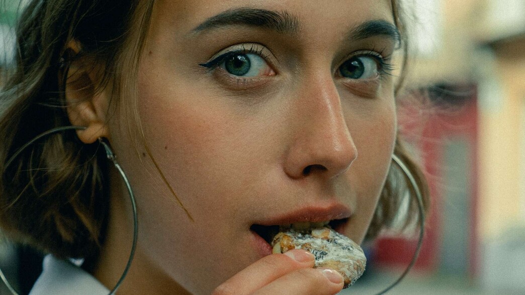 אישה אוכלת עוגייה (צילום: unsplash)