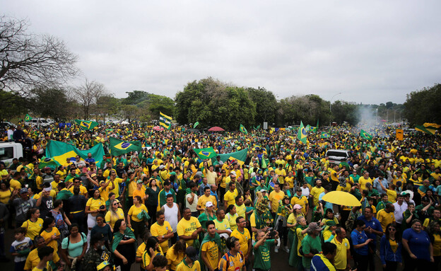 הבחירות בברזיל: תומכי בולסונארו מוחים נגד לולה (צילום: reuters)