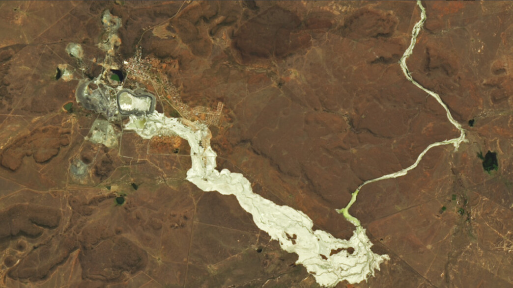 צילום לוויין של נהר מוזהב של שאריות רעילות בדרום א צילום לוויין של נהר מוזהב של שאריות רעילות בדרום א