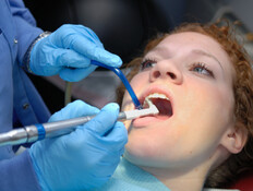 טיפולי שיניים (צילום: David H. Lewis, Istock)