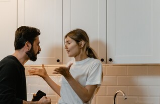 גבר ואישה מתווכחים במטבח (אילוסטרציה: MART PRODUCTION, pexels)