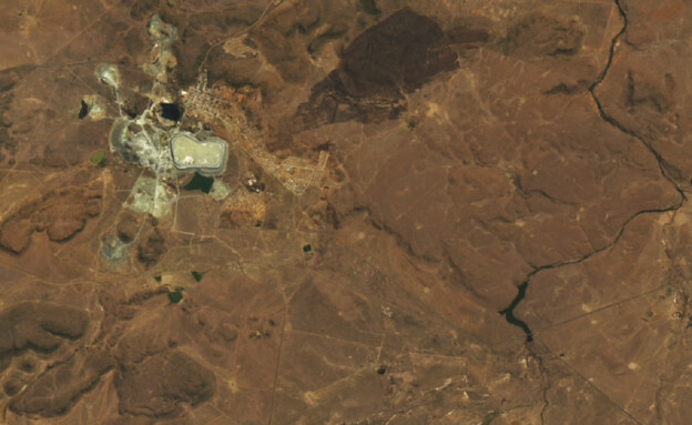 אתר הכרייה בדרום אפריקה לפני קריסת הסכר (צילום: Lauren Dauphin/Nasa Observatory/Landsat)