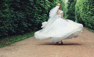 כלה בורחת מהחתונה (צילום: shutterstock | Syrotkin Studio)