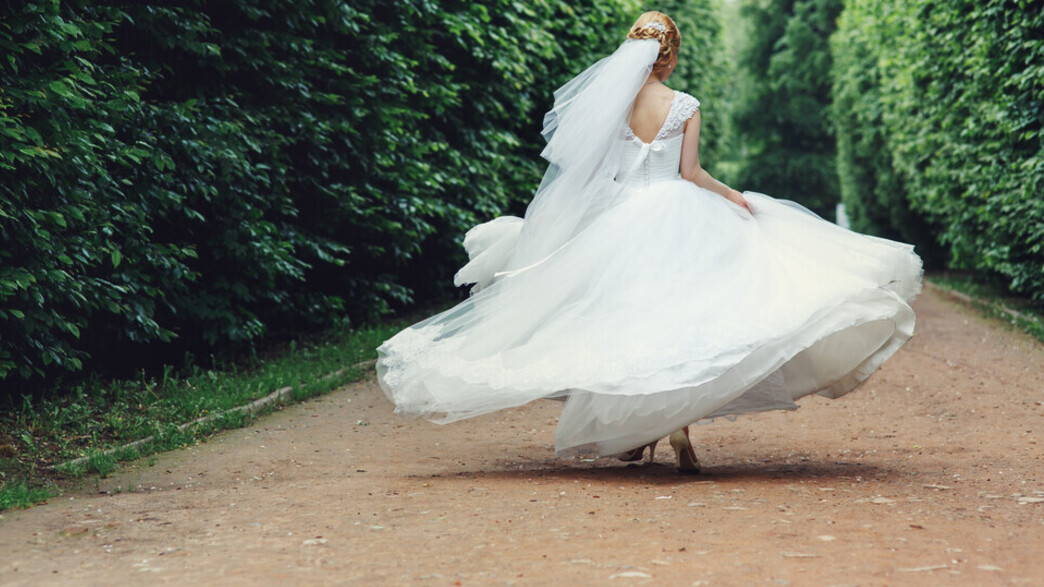 כלה בורחת מהחתונה (צילום: shutterstock | Syrotkin Studio)