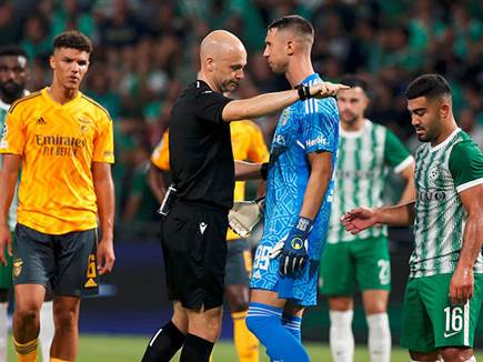 אבל שש דקות אחרי, טיילור שרק לפנדל (צילום: אלן שיבר)