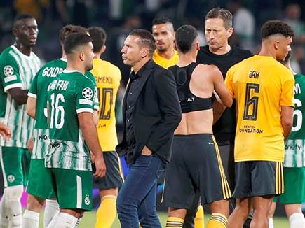 וירדו מהדשא בכאב (צילום: אלן שיבר)