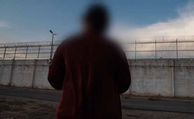 המתלוננת הילה מחוץ לכלא גלבוע (צילום: N12)