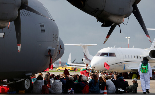פעילי אקלים חוסמים המראות של מטוסים פרטיים (צילום: reuters)