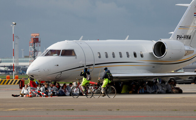 פעילי אקלים חוסמים המראות של מטוסים פרטיים (צילום: reuters)