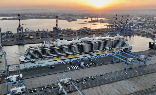 האנייה הכי גדולה בנמל חיפה - AID Acosma (צילום: גיאודרונס)