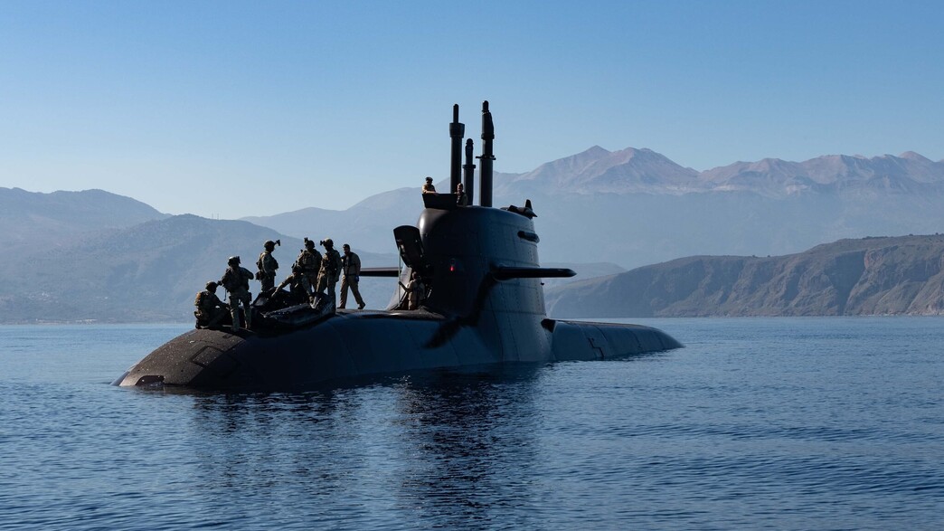 הקומנדו היווני וצוללת גרמנית בתרגיל בינ''ל (צילום: NATO_MARCOM)