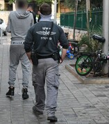 פשיטה על בית של סוחרי סמים בנתניה 6.11.22 (צילום: דוברות משטרת ישראל)