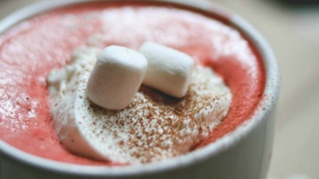 שוקו חם אדום עם שמנת וקצפת שוקו חם אדום עם שמנת וקצפת