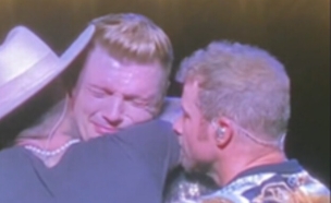 ניק קרטר בוכה בהופעה יום לאחר מות אחיו ארון