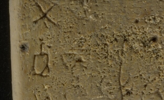 תצלום על האותיות הכנעניות בצד שמאל (צילום: דפנה גזית, רשות העתיקות)