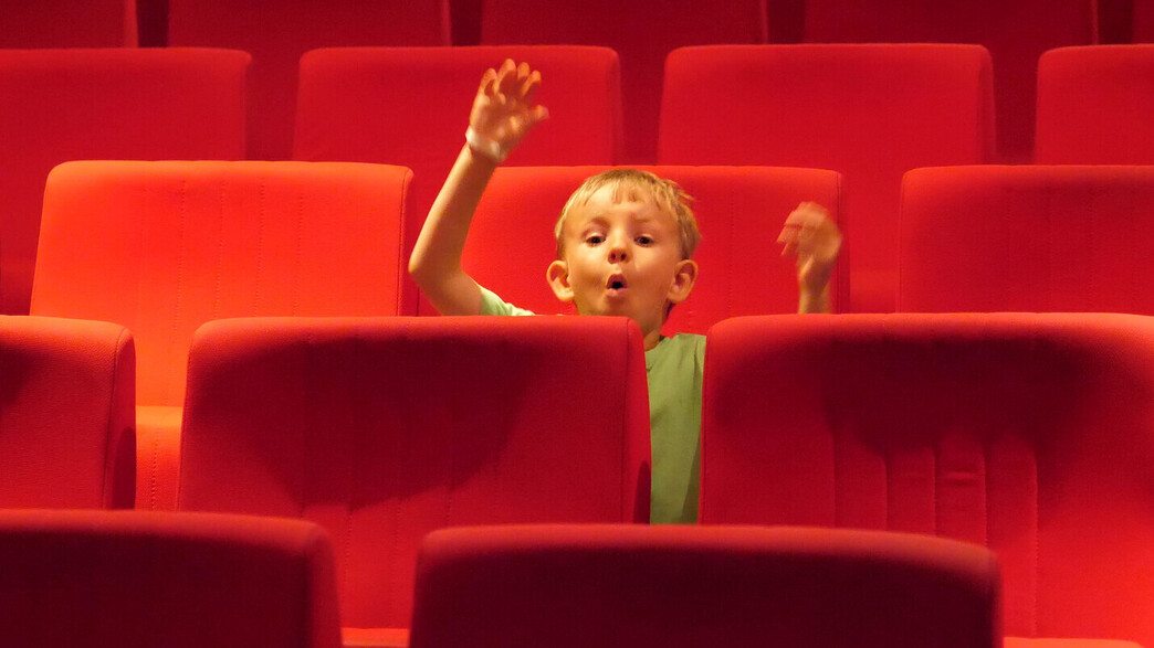 ילד יושב לבד בקולנוע (אילוסטרציה: MEDIAIMAG, shutterstock)