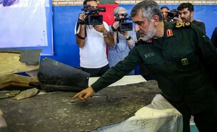 גנרל איראני עם נשק מערבי. יחזרו על המעשה? (צילום: MEGHDAD MADADI/TASNIM NEWS/AFP/GettyImages)