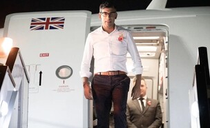 ראש הממשלה הבריטי רישי סונאק במטוס פרטי (צילום: טוויטר, James Melville)
