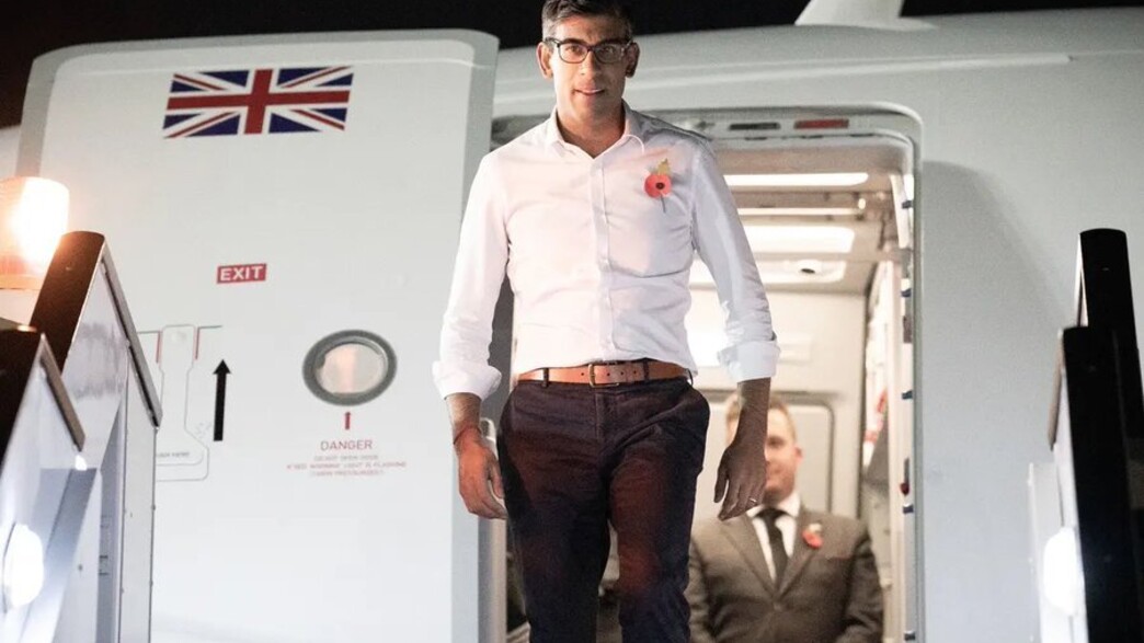 ראש הממשלה הבריטי רישי סונאק במטוס פרטי (צילום: טוויטר, James Melville)