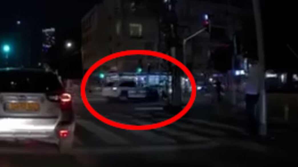ניידת נוסעת באדום במרכז תל אביב ופגעה ברוכב קורקינ (צילום: מצלמת רכב)
