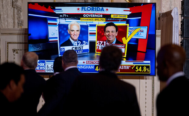 אנשים צופים בתוצאות בחירת מושל פלורידה (צילום: רויטרס)