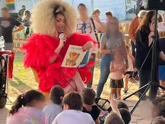 קיי לונג בהקראת סיפור 