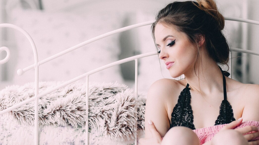 אישה יושבת במיטה