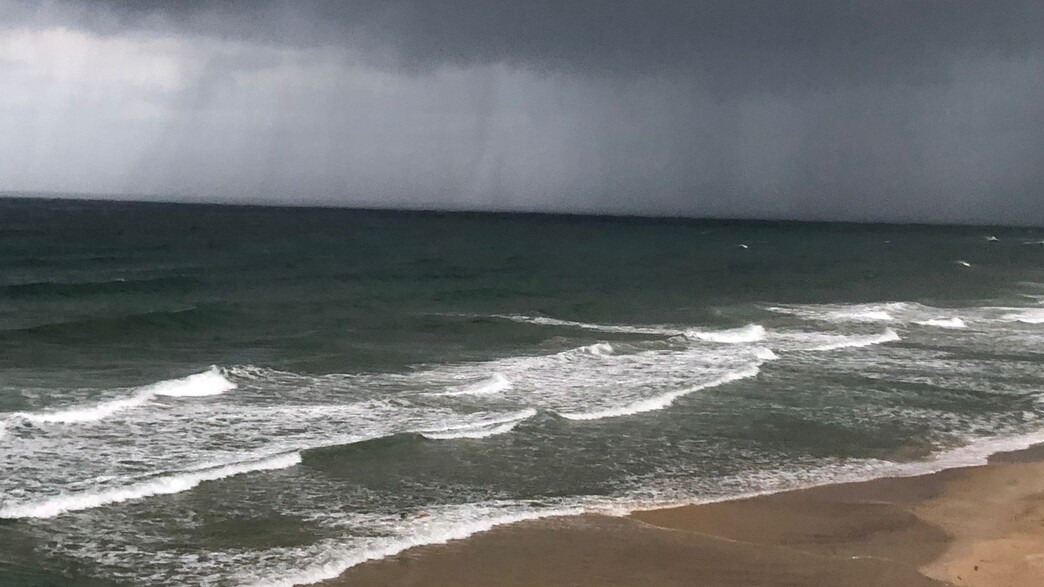 ענני חורף בחוף פלמחים 