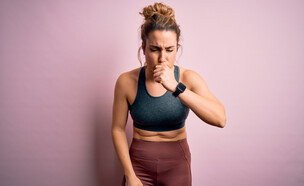 אישה משתעלת בזמן אימון ספורט (צילום: Krakenimages.com, shutterstock)